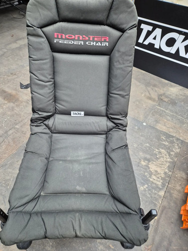 Korda monster feeder - monster, chair